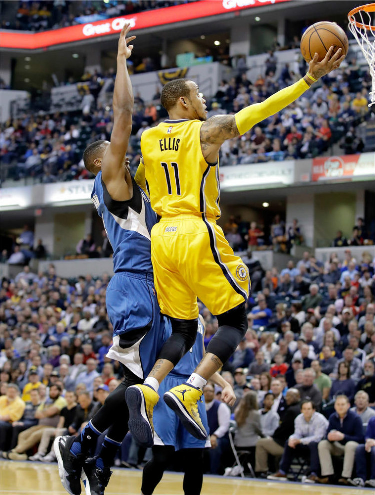 他频频与队 他频频与队